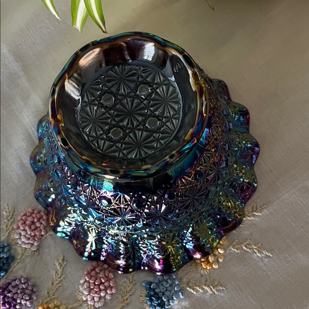 Gorgeous L.E. Smith Amethyst Carnival Glass Ruffled Bowl Daisy & Button Pattern - Picture 3 of 15